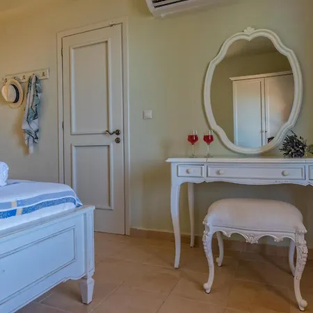 فيلة Lourdas View *