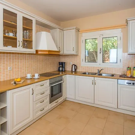 Lourdas View فيلة