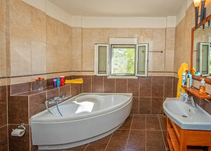 Willa Lourdas View *